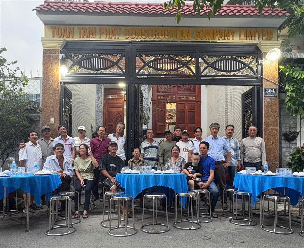 Đội ngũ Toàn Tâm Phát trong buổi tất niên trước trụ sở công ty