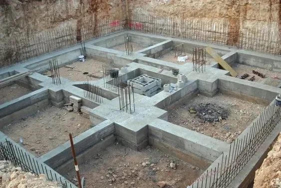 Móng băng thi công thực tế — dải móng chạy liên tục dưới tường và hàng cột
