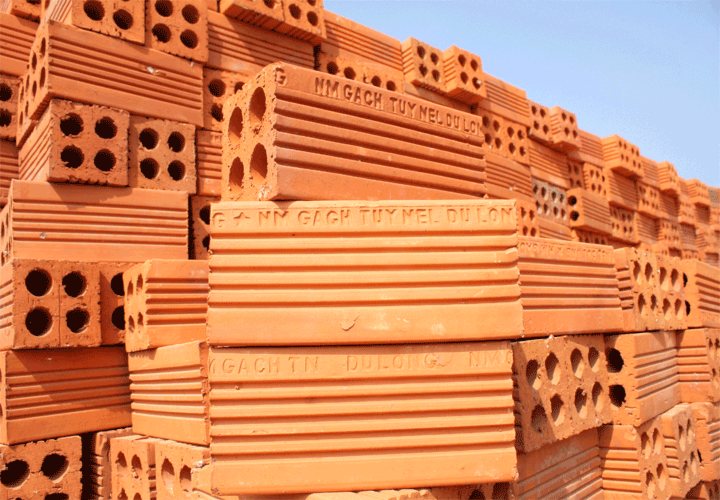 Gạch nung đỏ xếp chồng tại công trình
